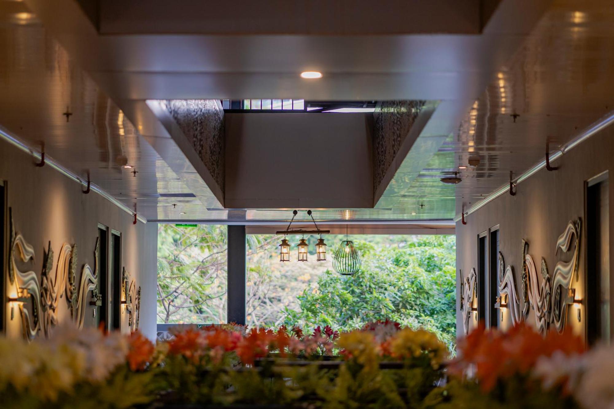 Stay.Vie Hotel Surabaya Dış mekan fotoğraf